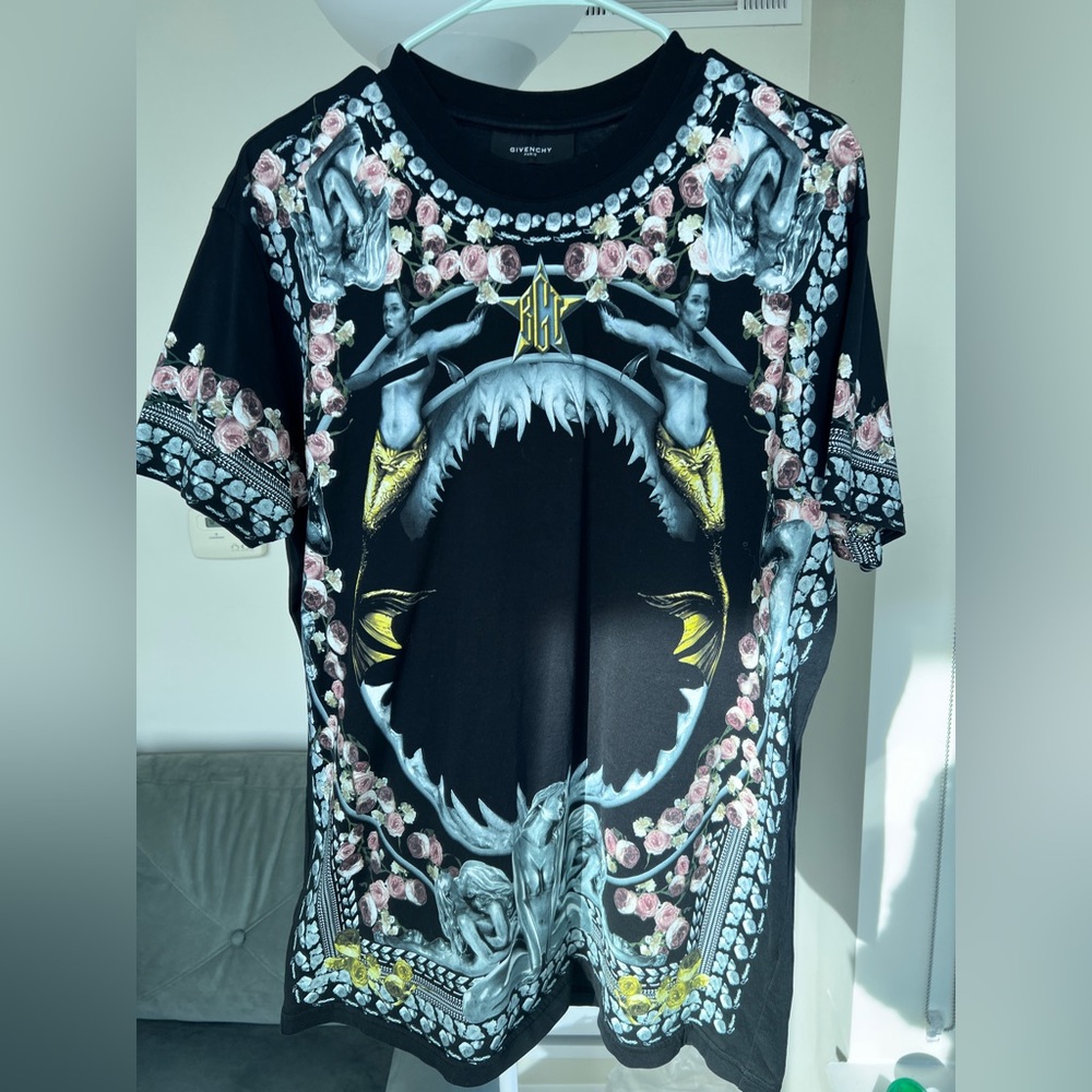 Givenchy Men tshirt size L
